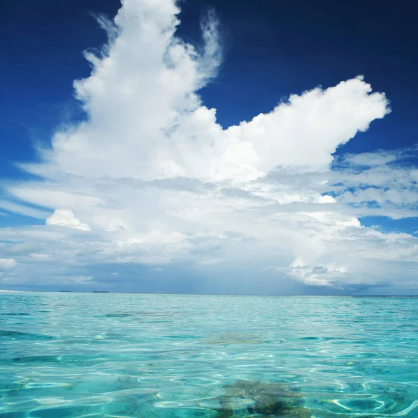 Beautiful tropical seascape. Ocean waves and cloudy sky background. Crystal-blue sea. Ocean water nature, beach relax. Summer sea vacation — Stock Photo, Image