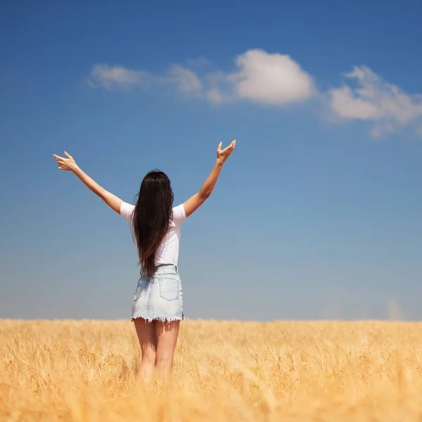 Glückliche Frau Genießt Das Leben Auf Dem Feld Naturschönheit Blauer — Stockfoto