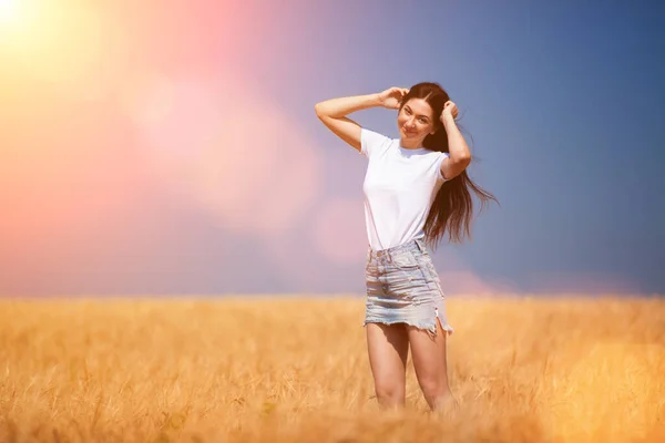 Mujer Moda Feliz Disfrutando Vida Campo Belleza Naturaleza Cielo Azul —  Fotos de Stock