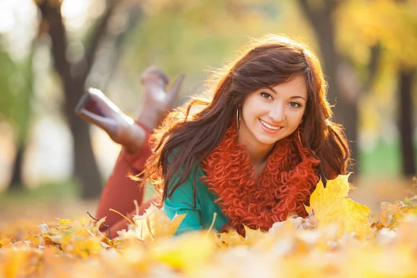 秋の公園でリラックスした若い女性 紅葉や黄色の木々 紅葉が美しい秋の大自然 秋のアウトドアライフスタイル — ストック写真