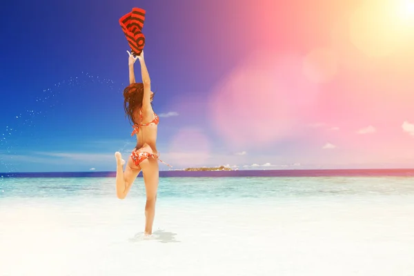 Gelukkige Jonge Vrouw Die Het Zonnige Strand Springt Gelukkige Levensstijl — Stockfoto