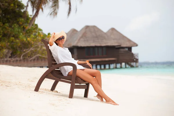 Mujer Bronceada Joven Sentarse Silla Relajarse Cerca Bungalow Resort Playa —  Fotos de Stock