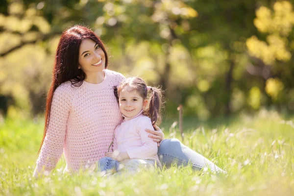 Mutlu Anne Kız Sonbahar Parkında Aile Hayatı Olan Güzel Doğa — Stok fotoğraf