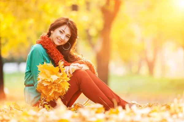 晴れた秋の公園でリラックスした若い女性 紅葉や黄色の木々 紅葉が美しい秋の大自然 秋のアウトドアライフスタイル — ストック写真