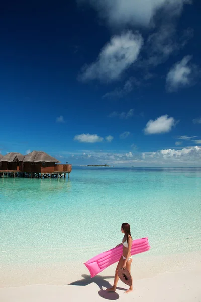女人在海里带着充气床垫散步和放松 岛上快乐的生活白色的沙滩 水晶蓝色的热带海滩海 在天堂度假 海滩放松 前往马尔代夫群岛 — 图库照片