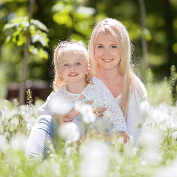 Lycklig Mor Och Dotter Kopplar Parken Skönhet Natur Scen Med — Stockfoto