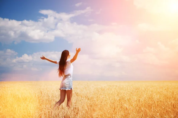 Mujer Feliz Disfrutando Vida Campo Belleza Naturaleza Cielo Azul Campo — Foto de Stock