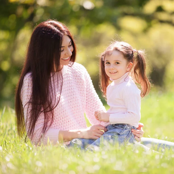 Madre Figlia Felici Nel Parco Estivo Scena Bellezza Natura Con — Foto Stock