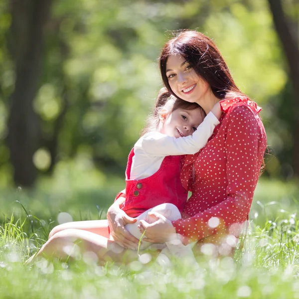 Šťastná Matka Dcera Letním Parku Krásná Přírodní Scéna Rodinným Venkovním — Stock fotografie