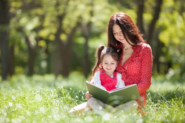 Mamma Figlia Felici Hanno Letto Libro Nel Parco Estivo Scena Immagine Stock
