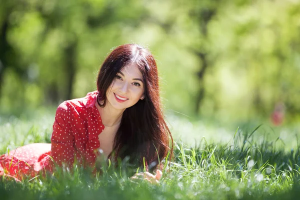 Giovane Donna Carina Abito Rosso Rilassante Nel Parco Scena Naturalistica Fotografia Stock