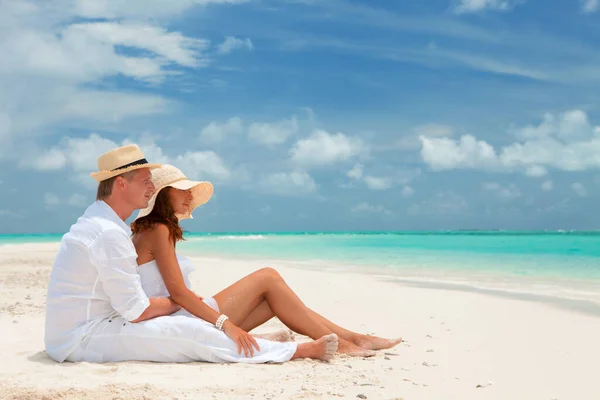 Happy Honeymoon Vacation Summer Couple Relax White Sand Beach Happy — Stock Photo, Image