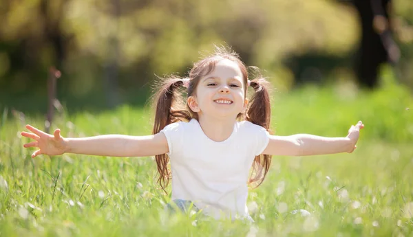 Rolig Liten Flicka Leker Parken Skönhet Natur Scen Med Färgglada Stockfoto