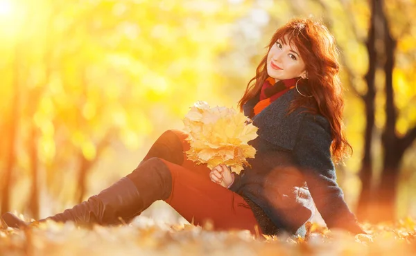 Young Pretty Woman Relaxing Autumn Park Beauty Nature Scene Colorful — Stock Photo, Image