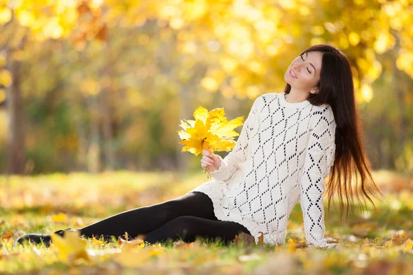 Giovane Bella Donna Rilassante Nel Soleggiato Parco Autunnale Scena Della — Foto Stock