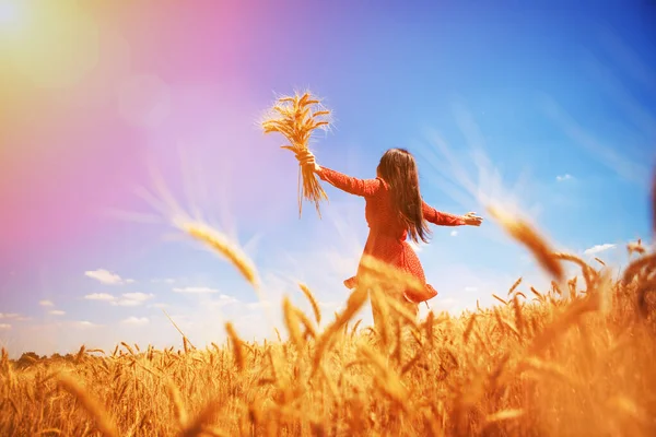 Femme Heureuse Profitant Vie Dans Domaine Beauté Nature Ciel Bleu Image En Vente