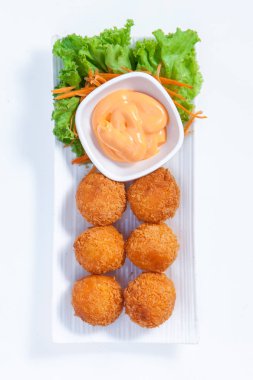 Kaplı peynir, lueangkrop, beyaz ekmek cips beyaz kalıplama palette mevcut 6 Konklom çifti ile bir yoğun Dip peynirli sos, havuç salatası marul beyaz zemin üzerine ile boş olarak... Kuşbakışı göz fotoğrafları.