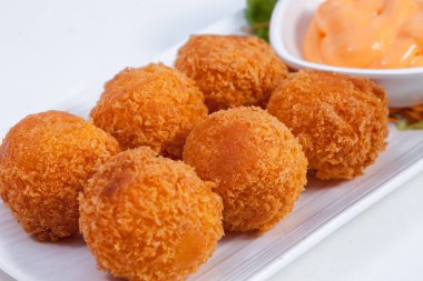 Kaplı peynir, lueangkrop, beyaz ekmek chipler beyaz kalıplama palette mevcut 6-Konklom, yoğun bir Dip peynirli sos ile çift olarak marul beyaz zemin üzerine ile. Yakın çekim photos.selective focut.