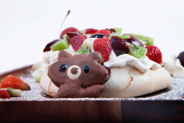 Stil dökme krema beze üzerinde yemek. Red Berry ve yeşil kivi ve elma Ekle yeme sayfanıza daha fazla süslemeleri ücretsiz kiraz çiçekleri üzerinde krem şanti ile renk ve çerezleri soket karikatür raf kakao doldurma, spr çarpımı olduğunu