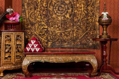 Fotoğraf stüdyosu antik Tay sahnelerde. Güzel kalıpları içine oyulmuş ağaçtan. Bir masa, dolap, su kase oluşur