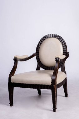 Güzel pahalı ahşap sandalyeler.