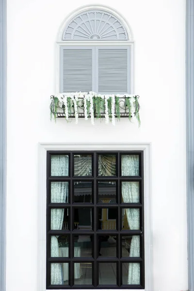 Ventana Grande Con Una Estructura Acero Negro Hay Dos Longitudes — Foto de Stock