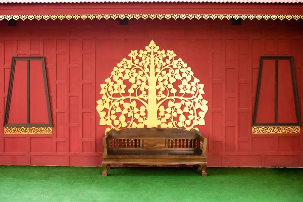 Holzstühle Auf Kunstrasen Mit Einer Schönen Goldroten Wand — Stockfoto