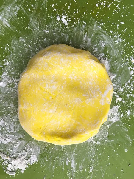 Kneaded Yellow Cake Fondant Dough Silicone Baking Mat — Stock Photo, Image