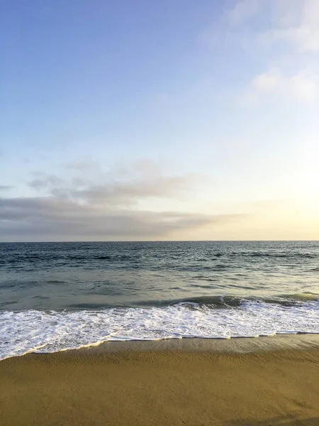 Achtergrond Met Blauwe Cloudscape Golven Tijdens Zonsondergang Strand — Stockfoto