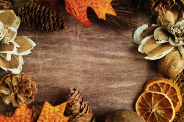 Sonbahar sonbahar yaprakları, çam kozalakları, shiplap ahşap arka plan üzerinde fındık.