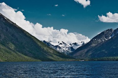 bir dağ gölü ayna