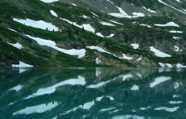 bir dağ gölü ayna