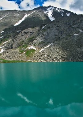 bir dağ gölü ayna