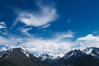 dağ altay mavi gökyüzü bulut