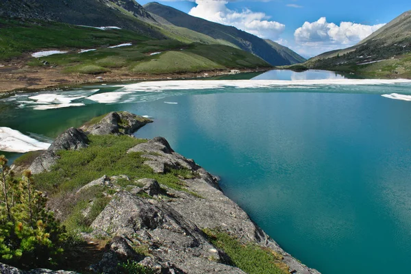 山湖阿坎在雪阿尔泰 — 图库照片