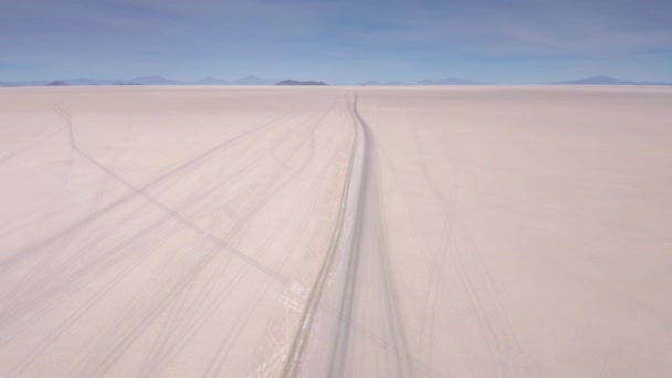 Flygfoto av en 4x4 på Uyuni salar. Söder om Bolivia. — Stockvideo