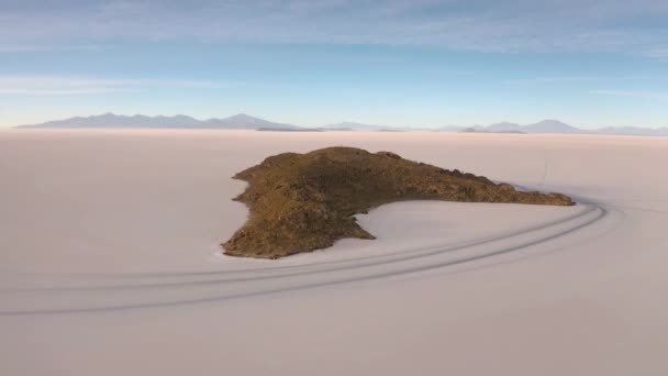 Aerial Incahuasi Island op Uyuni salar. Zuid-Bolivia. — Stockvideo