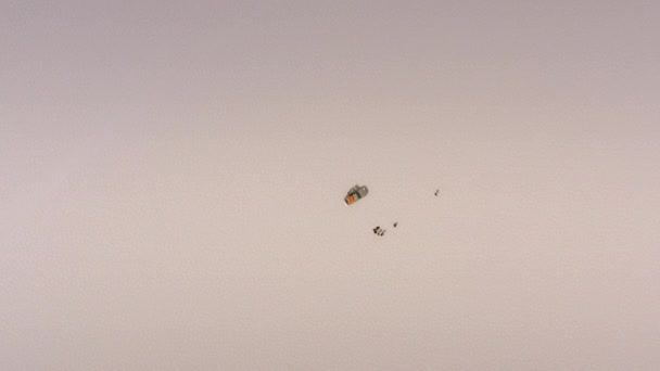 Tiro aéreo de um 4x4 em Uyuni salar. Sul da Bolívia . — Vídeo de Stock