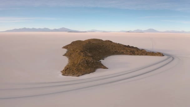 Antenne Incahuasi Island auf Uyuni salar. Südbolivien. — Stockvideo