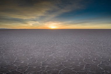 Uyuni salar 'a havadan doğan güneş vuruyor. Bolivya 'nın güneyi.