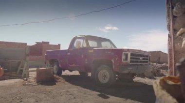 Eski 4x4 Pikap Chevrolet Bolivya tatlısında terk edilmiş.