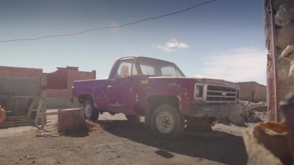 Starý 4x4 Pickup Chevrolet opuštění v bolivijském dezertu — Stock video