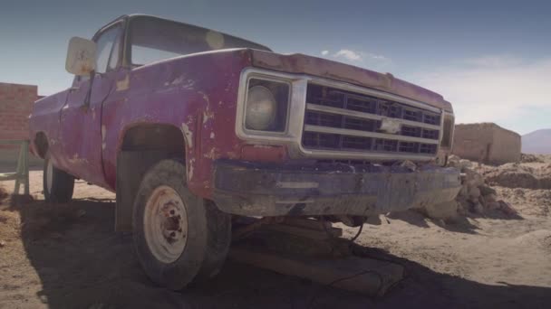 Old 4x4 Pickup Chevrolet porzucić w Boliwijski deser — Wideo stockowe