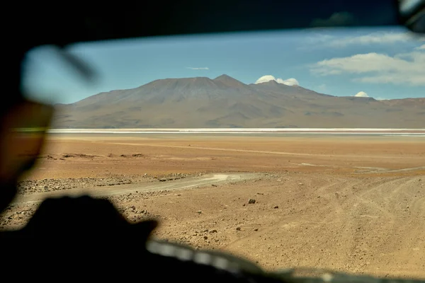 도로 내부 4X4 에 있는 달리 사막 - 볼리비아 남부. — 스톡 사진