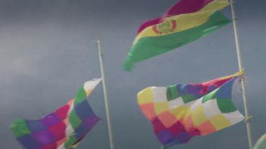 Dakar Dünya Bayrakları, And Dağları ve Bolivya Bayrağı Uyuni Salar, Bolivya.