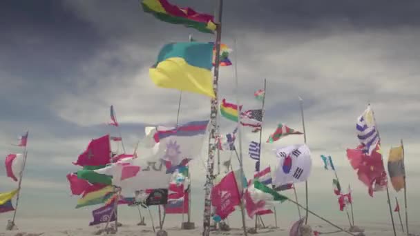 Bandeiras do mundo de Dakar, como os Andes e Flagss boliviano em Uyuni Salar, Bolívia . — Vídeo de Stock