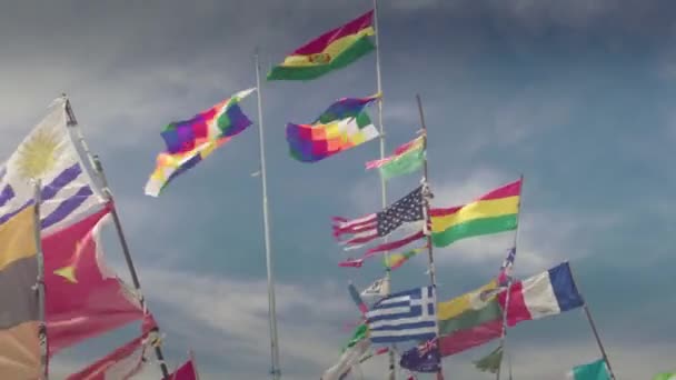 Banderas del Mundo Dakar, como los Andes y la Bandera Boliviana en Uyuni Salar, Bolivia . — Vídeos de Stock