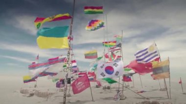 Dakar Dünya Bayrakları, And Dağları ve Bolivya Bayrağı Uyuni Salar, Bolivya.