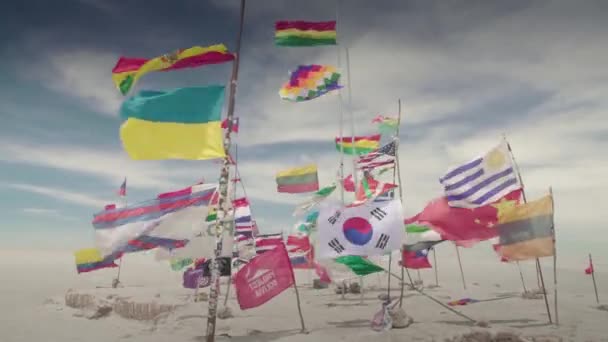 Banderas del Mundo Dakar, como los Andes y la Bandera Boliviana en Uyuni Salar, Bolivia . — Vídeo de stock