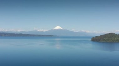 Osorno Volkanı ve Llanquihue Gölü 'nün havadan manzarası - Puerto Varas, Şili, Güney Amerika.